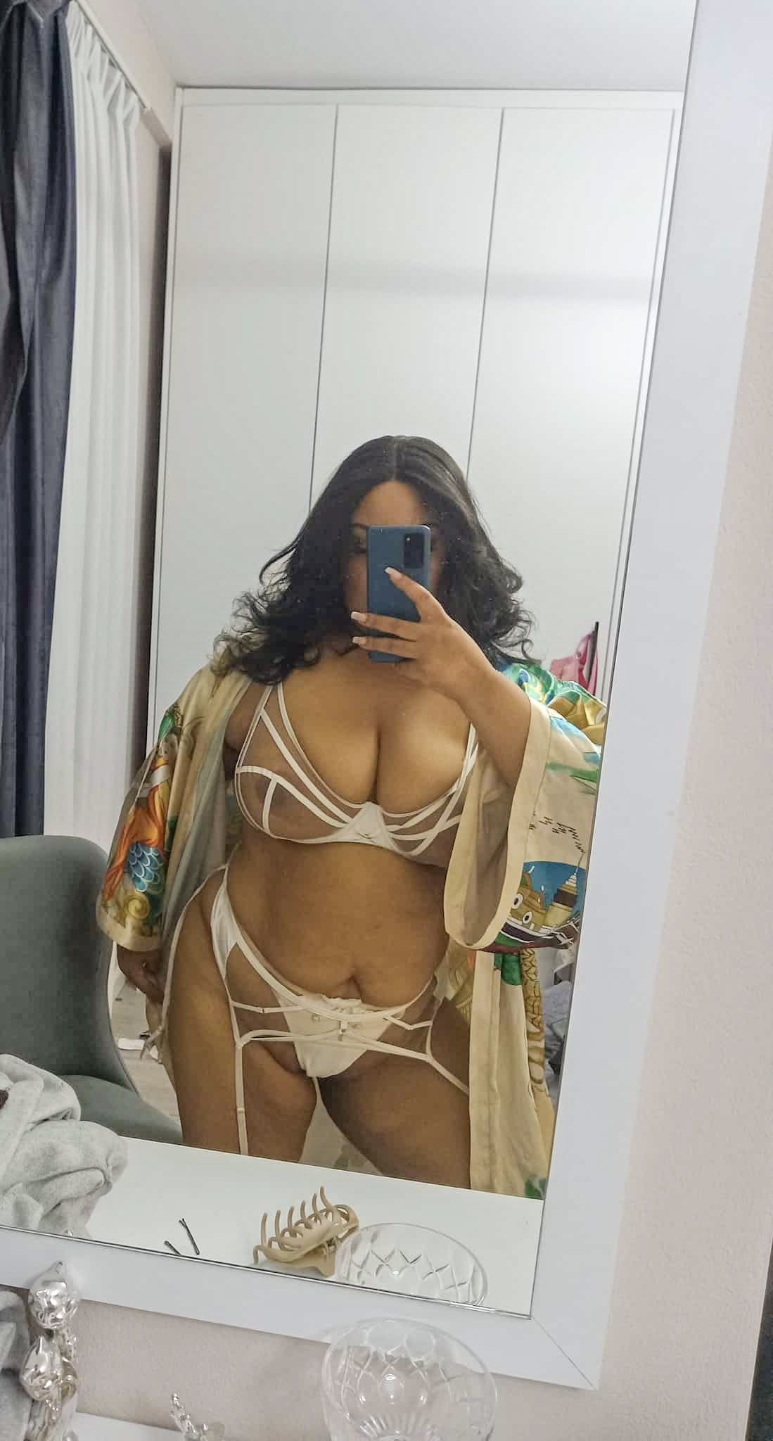 Curvy American escort London mirror selfie